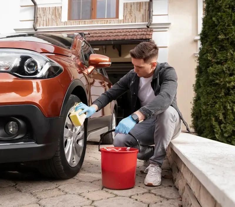 Lavage auto à domicile Cossé-en-Champagne : professionnel intervenant sur un véhicule